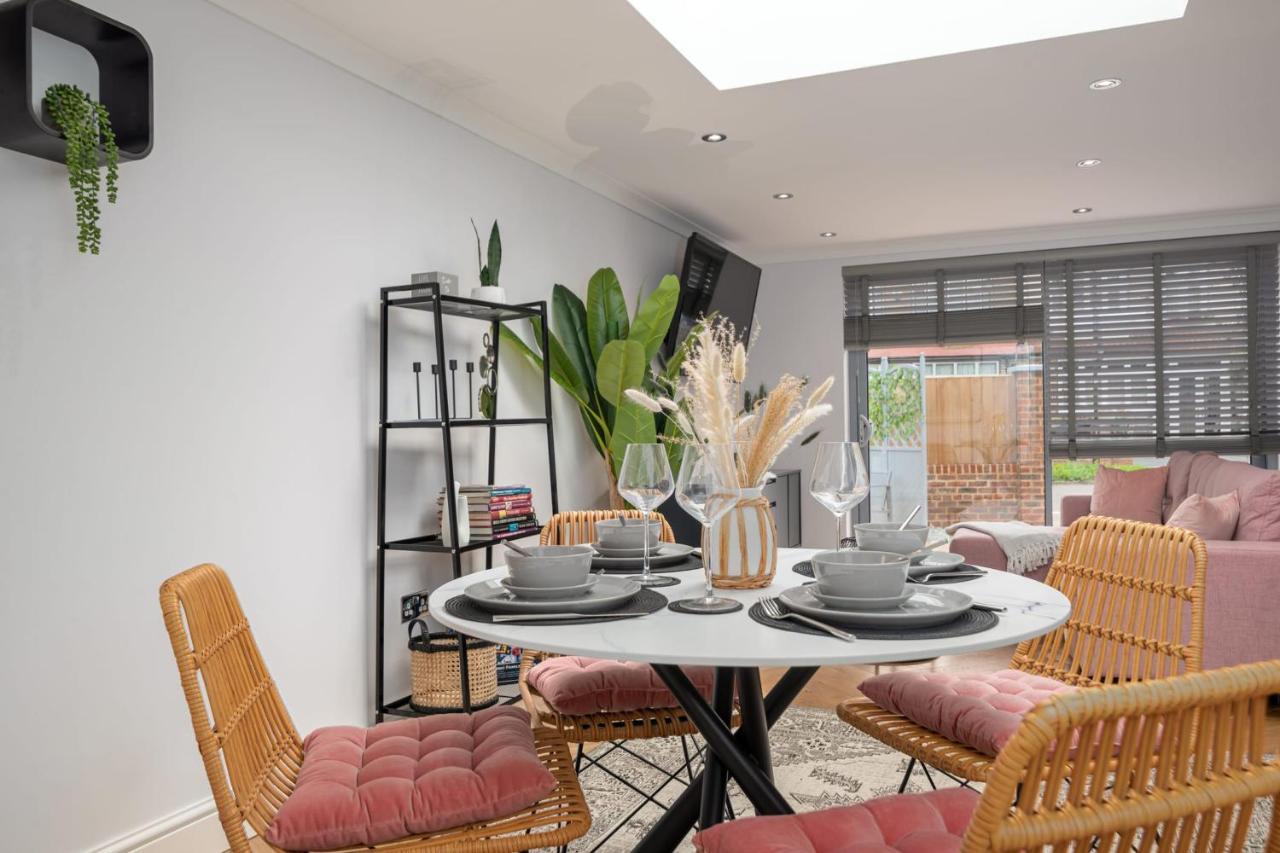 Guestready - Unique Home Near Wimbledon With Gorgeous Deck And Parking Лондон Экстерьер фото