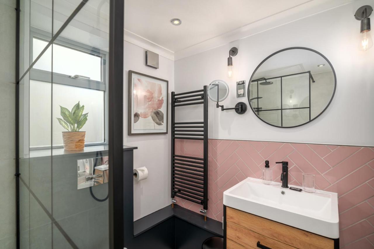 Guestready - Unique Home Near Wimbledon With Gorgeous Deck And Parking Лондон Экстерьер фото