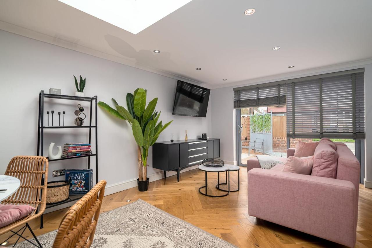 Guestready - Unique Home Near Wimbledon With Gorgeous Deck And Parking Лондон Экстерьер фото
