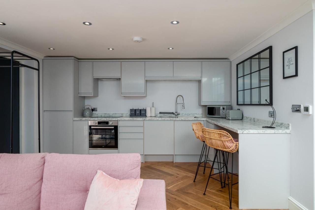 Guestready - Unique Home Near Wimbledon With Gorgeous Deck And Parking Лондон Экстерьер фото