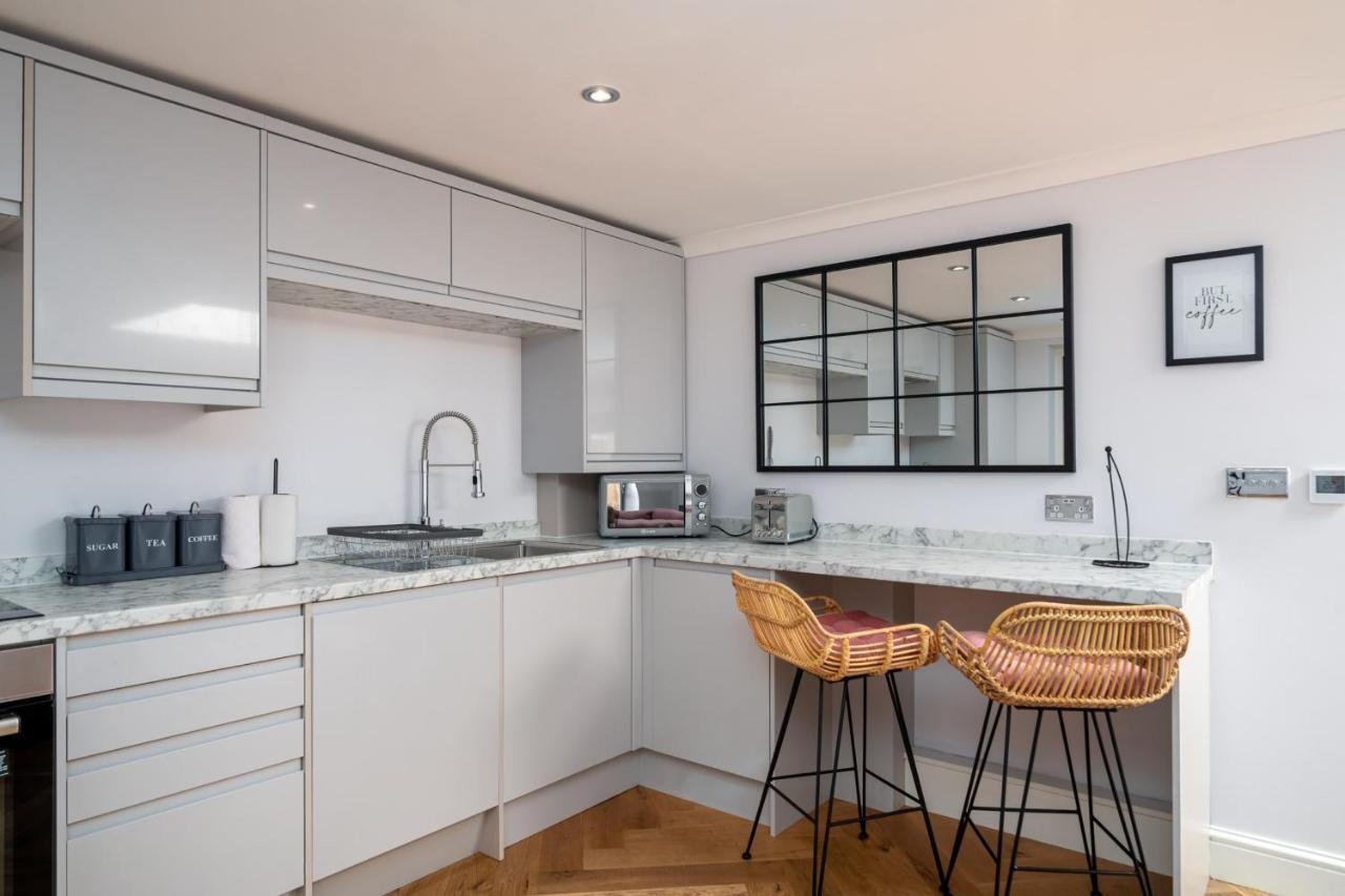 Guestready - Unique Home Near Wimbledon With Gorgeous Deck And Parking Лондон Экстерьер фото