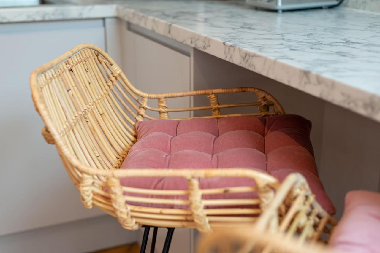 Guestready - Unique Home Near Wimbledon With Gorgeous Deck And Parking Лондон Экстерьер фото